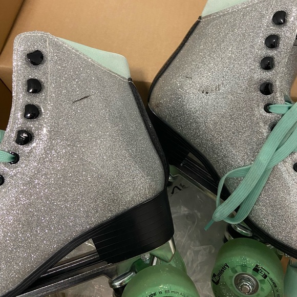 Rollr Grl Women’s Roller Skates - Silver - Picture 7 of 8